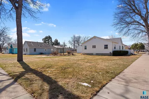 Exterior - 2405 W Bailey St, Sioux Falls, SD 57104 photo 1 of 2