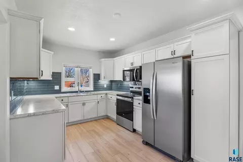 Kitchen - 2405 W Bailey St, Sioux Falls, SD 57104 photo 1 of 2