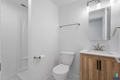 Bath - 2405 W Bailey St, Sioux Falls, SD 57104 photo 2 of 2