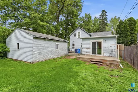 Exterior - 105 E 31st St, Sioux Falls, SD 57105 photo 3 of 4