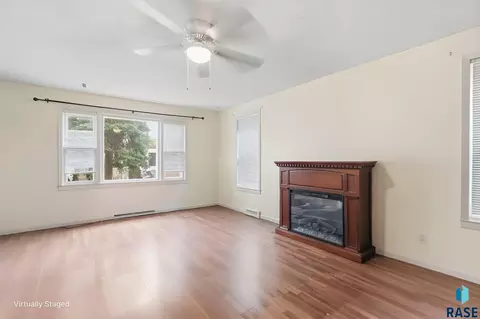Living - 105 E 31st St, Sioux Falls, SD 57105 photo 2 of 4