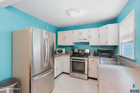 Kitchen - 105 E 31st St, Sioux Falls, SD 57105 photo 2 of 2