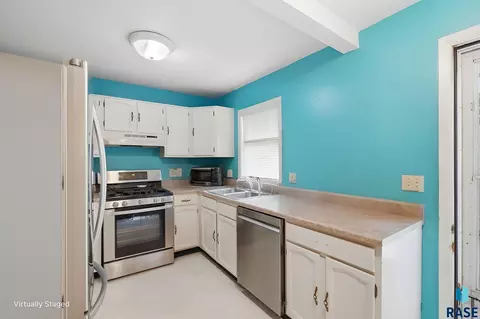 Kitchen - 105 E 31st St, Sioux Falls, SD 57105 photo 1 of 2