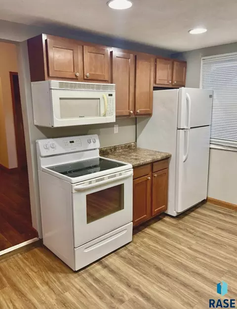 Kitchen - 1305 S Spring Ave, Sioux Falls, SD 57104 photo 3 of 5