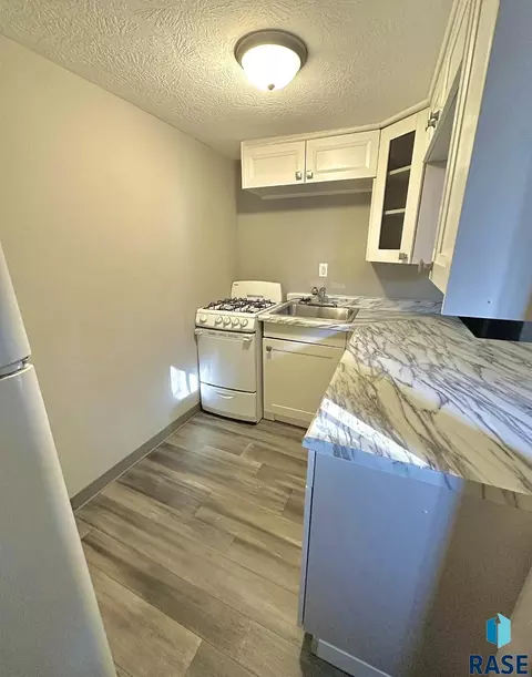 Kitchen - 1305 S Spring Ave, Sioux Falls, SD 57104 photo 4 of 5
