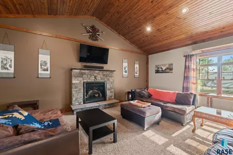 Living - 519 7th St, Hudson, SD 57034 photo 4 of 5