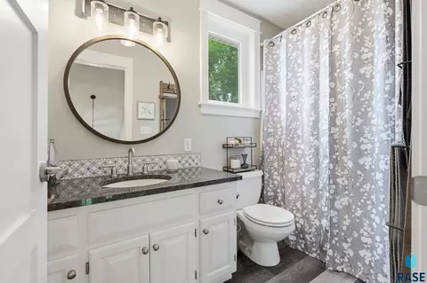 Bath - 425 Kringen Ave, Baltic, SD 57003 photo 4 of 5