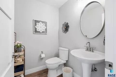 Bath - 425 Kringen Ave, Baltic, SD 57003 photo 1 of 5