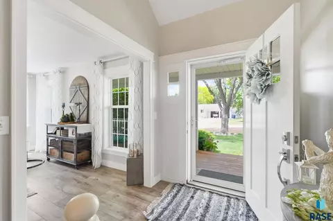 Entry Way - 425 Kringen Ave, Baltic, SD 57003 photo 1 of 2