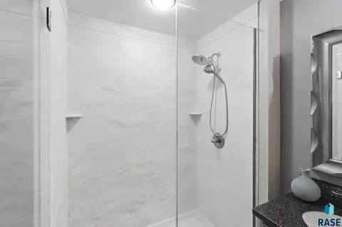 Bath - 425 Kringen Ave, Baltic, SD 57003 photo 3 of 5