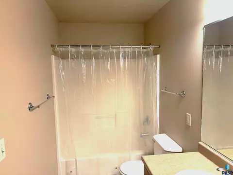 Bath - S Aftyn Ave, Sioux Falls, SD 57108 photo 1 of 3