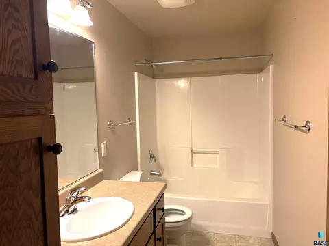 Bath - S Aftyn Ave, Sioux Falls, SD 57108 photo 2 of 3
