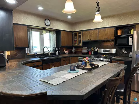 Kitchen - 533 S Juniper St, Freeman, SD 57029 photo 4 of 10