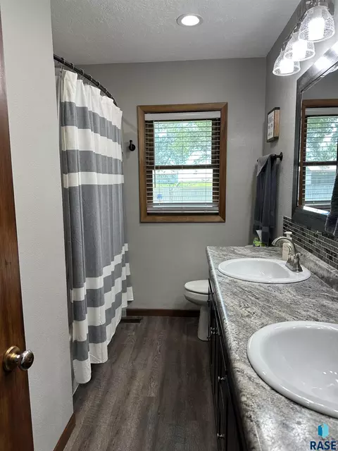 Bath - 533 S Juniper St, Freeman, SD 57029 photo 2 of 5