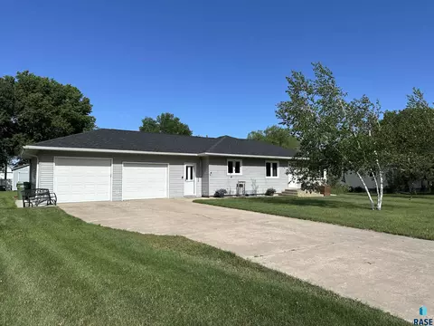 Exterior - 533 S Juniper St, Freeman, SD 57029 photo 2 of 11