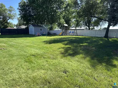 Exterior - 533 S Juniper St, Freeman, SD 57029 photo 7 of 11
