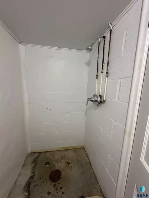 Bath - 533 S Juniper St, Freeman, SD 57029 photo 5 of 5
