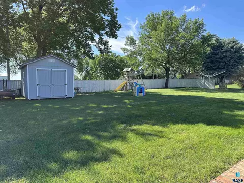 Exterior - 533 S Juniper St, Freeman, SD 57029 photo 6 of 11