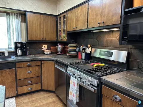 Kitchen - 533 S Juniper St, Freeman, SD 57029 photo 8 of 10