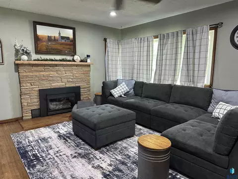 Living - 533 S Juniper St, Freeman, SD 57029 photo 3 of 4