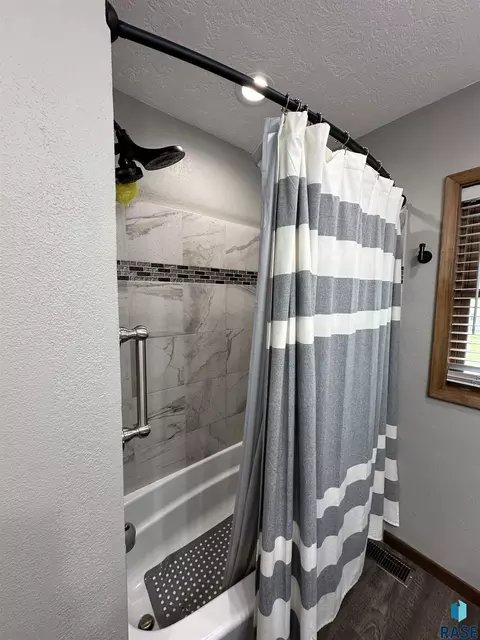 Bath - 533 S Juniper St, Freeman, SD 57029 photo 3 of 5