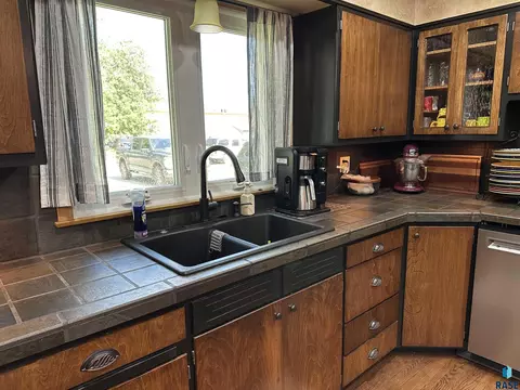 Kitchen - 533 S Juniper St, Freeman, SD 57029 photo 5 of 10