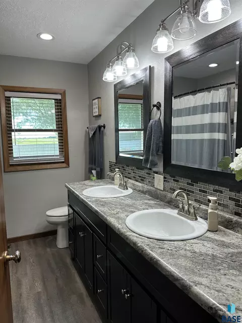 Bath - 533 S Juniper St, Freeman, SD 57029 photo 1 of 5