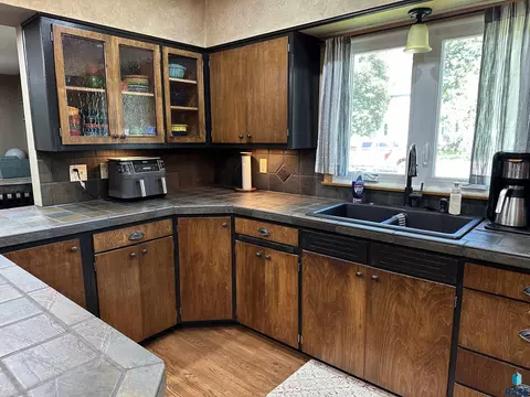 Kitchen - 533 S Juniper St, Freeman, SD 57029 photo 6 of 10
