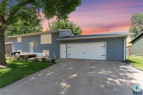 4805 S Holbrook Ave, Sioux Falls, SD 57106