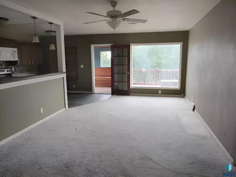 Living - 610 Maple St, Yankton, SD 57078 photo 1 of 3
