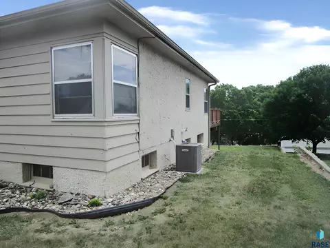 Exterior - 610 Maple St, Yankton, SD 57078 photo 2 of 3