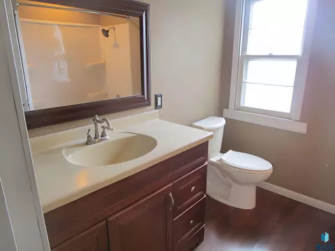 Bath - 610 Maple St, Yankton, SD 57078 photo 1 of 1