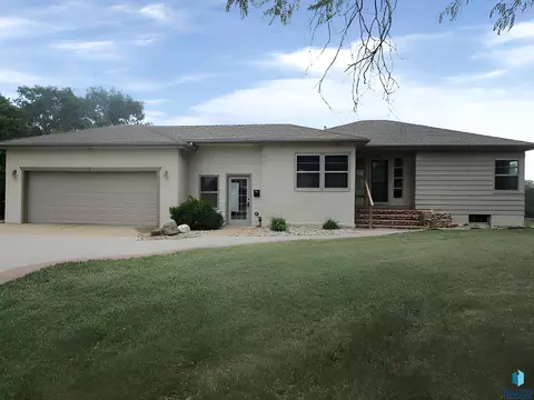 610 Maple St, Yankton, SD 57078