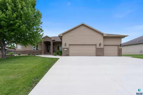 5604 S Josh Wyatt Dr, Sioux Falls, SD 57108