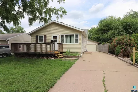 1706 N Jessica Ave, Sioux Falls, SD 57103