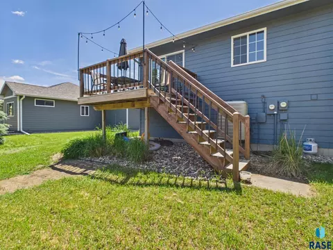 Exterior - 816 E Pine St, Brandon, SD 57005 photo 2 of 2
