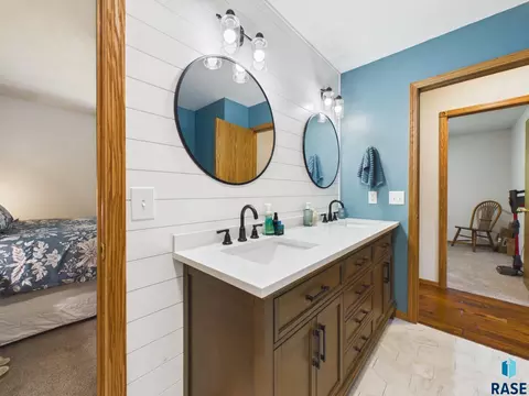 Bath - 816 E Pine St, Brandon, SD 57005 photo 2 of 3