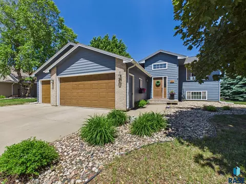 816 E Pine St, Brandon, SD 57005