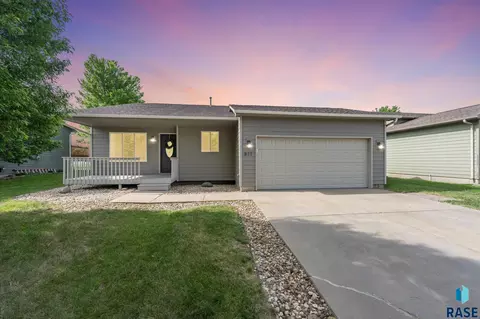 811 Lois Ln, Harrisburg, SD 57032