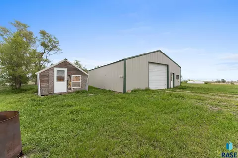 Exterior - 39240 210th St, Huron, SD 57350 photo 1 of 2