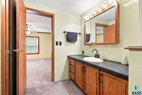 Bath - 24253 467a Ave, Dell Rapids, SD 57022 photo 2 of 4