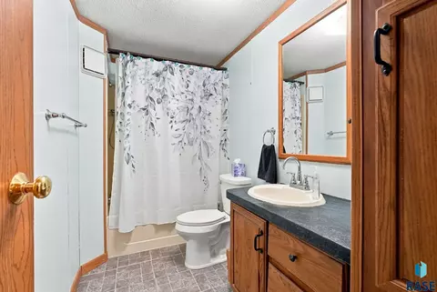Bath - 24253 467a Ave, Dell Rapids, SD 57022 photo 3 of 4
