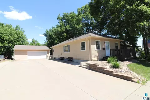 1826 S Grange Ave, Sioux Falls, SD 57105