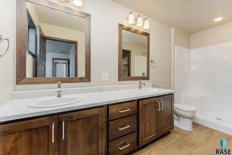 Bath - 6154 S Bison Pl, Sioux Falls, SD 57108 photo 2 of 3