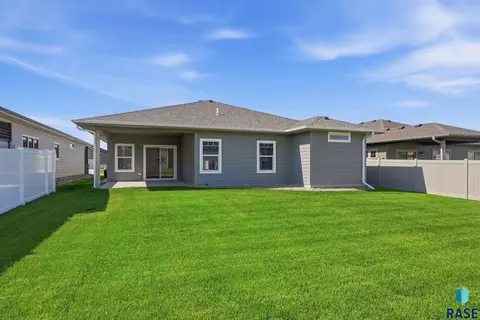 Exterior - 2404 E Tinley St, Brandon, SD 57005 photo 2 of 3