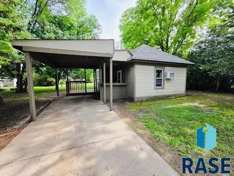 607 NE 4th St, Madison, SD 57042