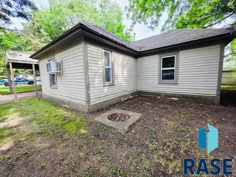 Exterior - 607 NE 4th St, Madison, SD 57042 photo 1 of 2