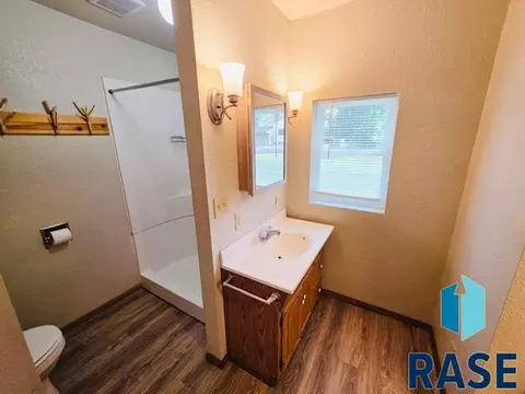 Bath - 607 NE 4th St, Madison, SD 57042 photo 1 of 1