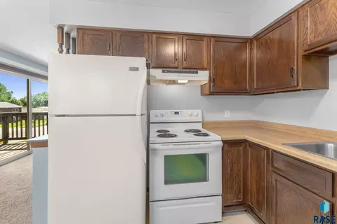 Kitchen - 2900 E Klondike Trl, Sioux Falls, SD 57103 photo 1 of 3