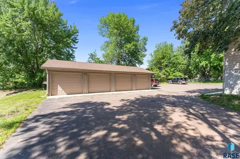 Exterior - 2900 E Klondike Trl, Sioux Falls, SD 57103 photo 6 of 7